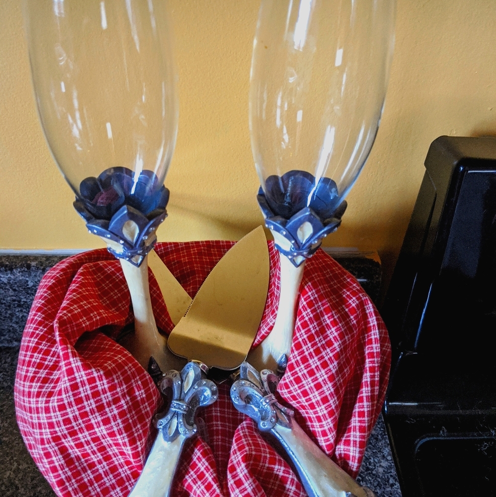 Champagne glasses and cake server and knife set